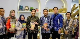 Pesona Kain Sasirangan Banjarbaru Menyita Perhatian Pengunjung Asal Malaysia Pesona Kain Sasirangan Banjarbaru Menyita Perhatian Pengunjung Asal Malaysia