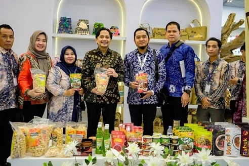Pesona Kain Sasirangan Banjarbaru Menyita Perhatian Pengunjung Asal Malaysia Pesona Kain Sasirangan Banjarbaru Menyita Perhatian Pengunjung Asal Malaysia